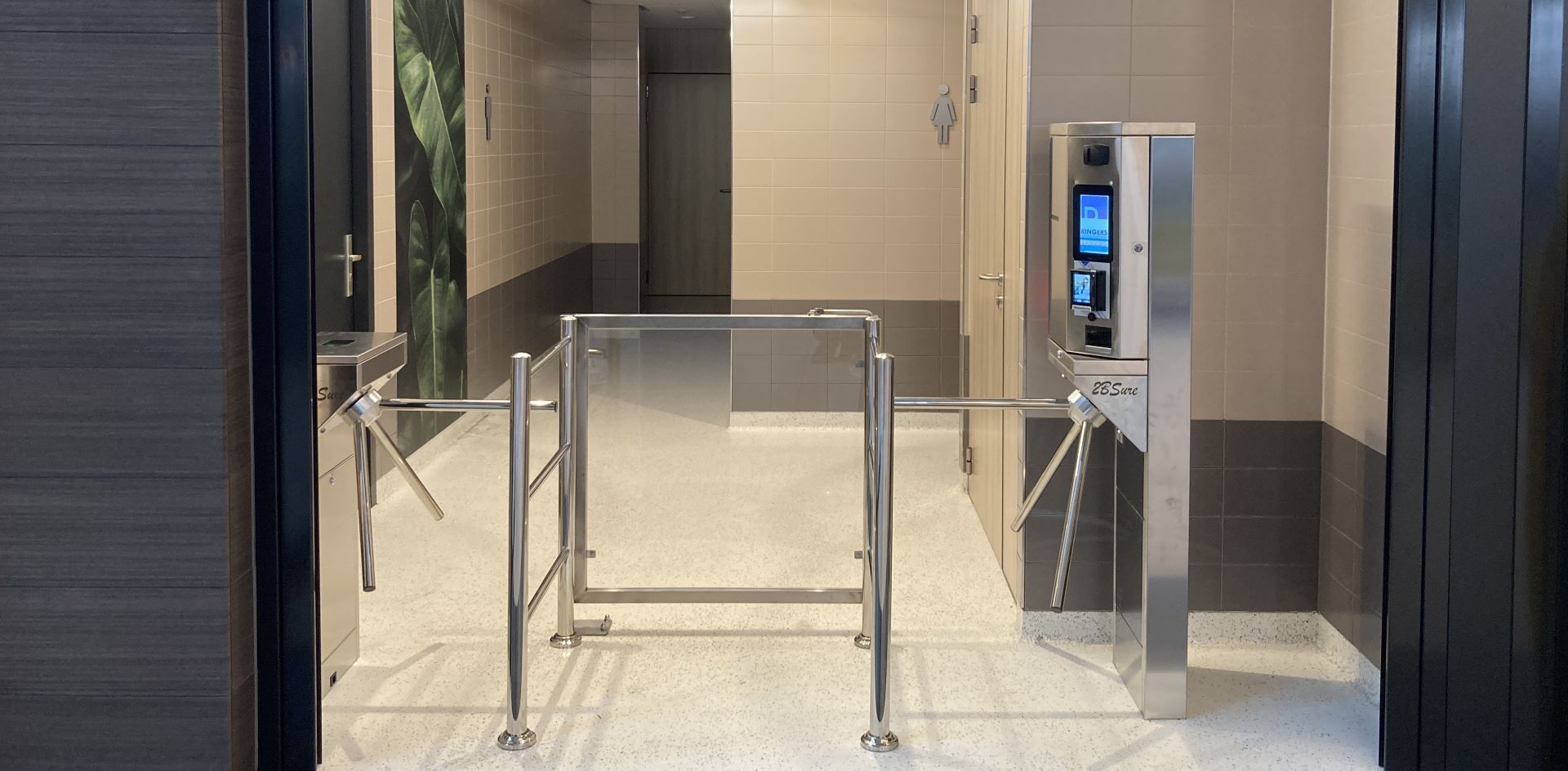 De toilet tourniquet T5000K toegepast met apparte uitgang.