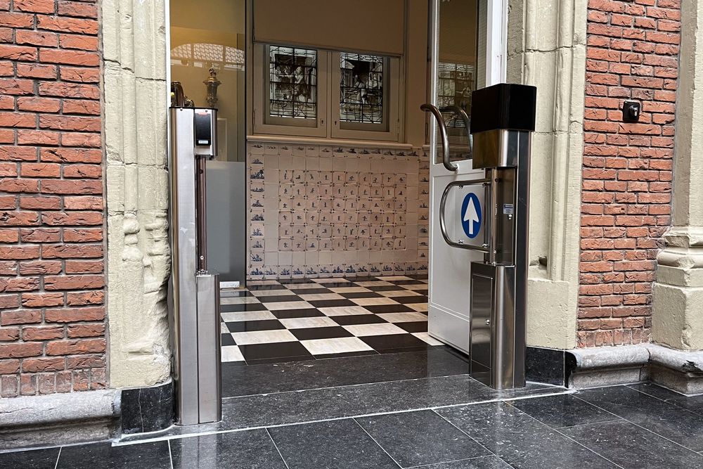 zwenkpoort T150 geopend